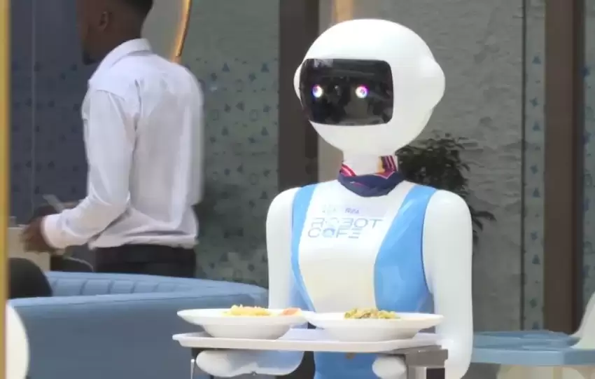 Robots in Nairobi restaurant